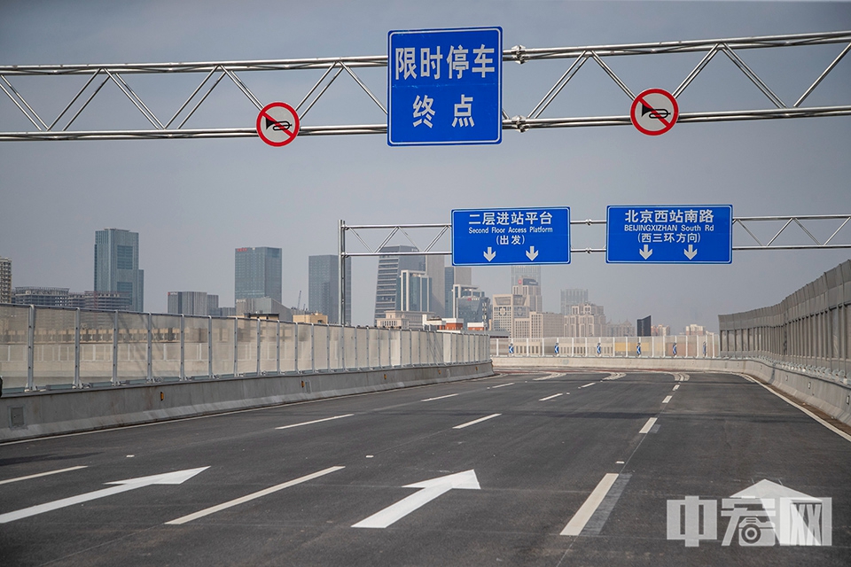 目前车站南北广场仍在施工，市民依然可以通过驾车、公交、地铁多种方式抵达开通后的丰台站。地铁10号线连接丰台站的换乘通道已经完工，车站开通后，市民乘坐地铁可以直达丰台站地下空间。 中宏网记者 康书源 摄