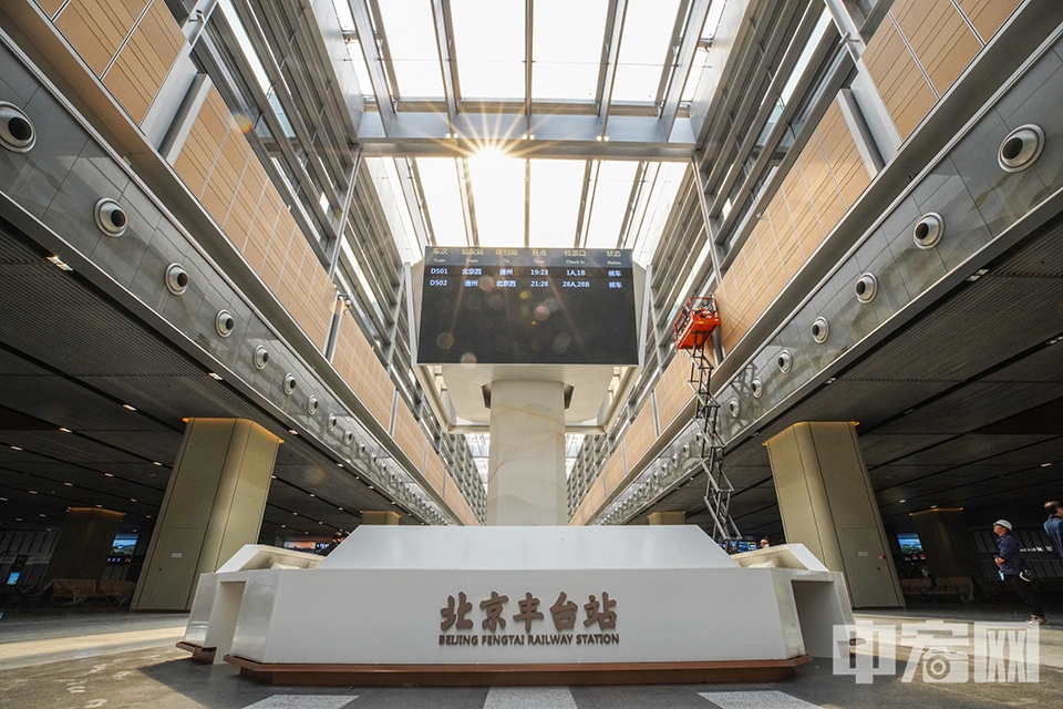 位于中央光庭的服务台。 中宏网记者 富宇 摄