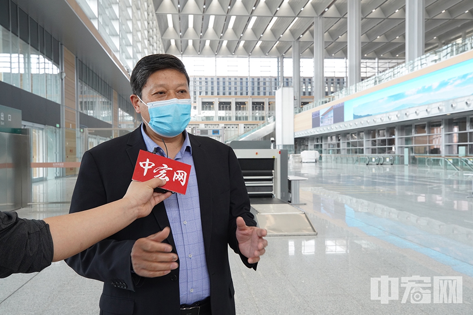 中国中铁建工集团丰台站改建工程项目部书记段秀珍向记者介绍丰台站相关情况。 中宏网记者 富宇 摄
