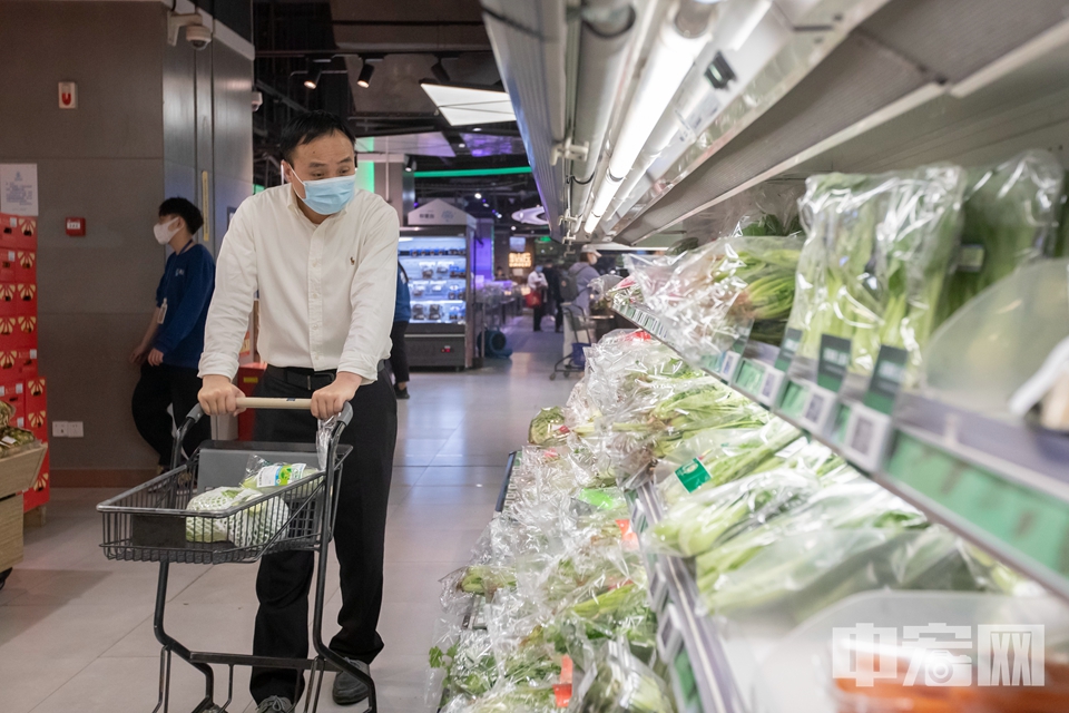 4月25日，北京盒马鲜生十里堡店，市民在货架前挑选商品。