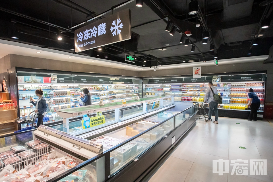 4月25日，北京盒马鲜生十里堡店，市民在货架前挑选商品。