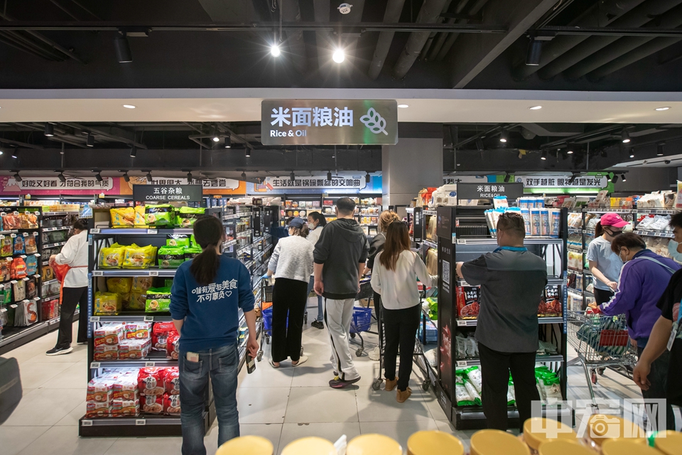 4月25日，北京盒马鲜生十里堡店，米面粮油类供应充足。