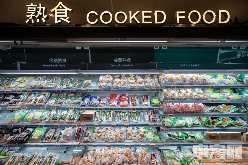 4月25日，北京盒马鲜生十里堡店，熟食类食品供应充足。