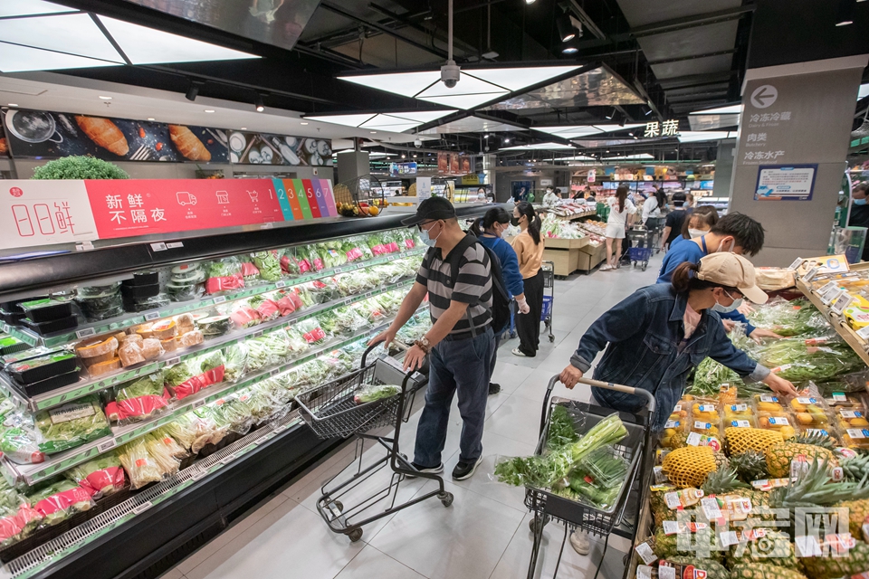 4月25日，北京盒马鲜生十里堡店，市民在货架前挑选商品。