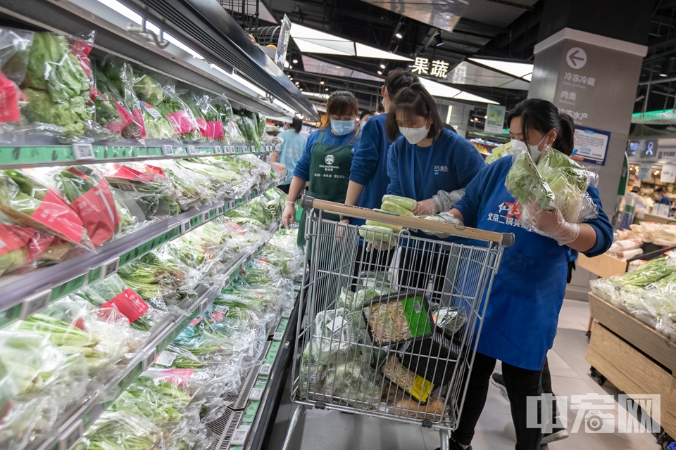 4月25日，北京盒马鲜生十里堡店，工作人员进行循环补货。