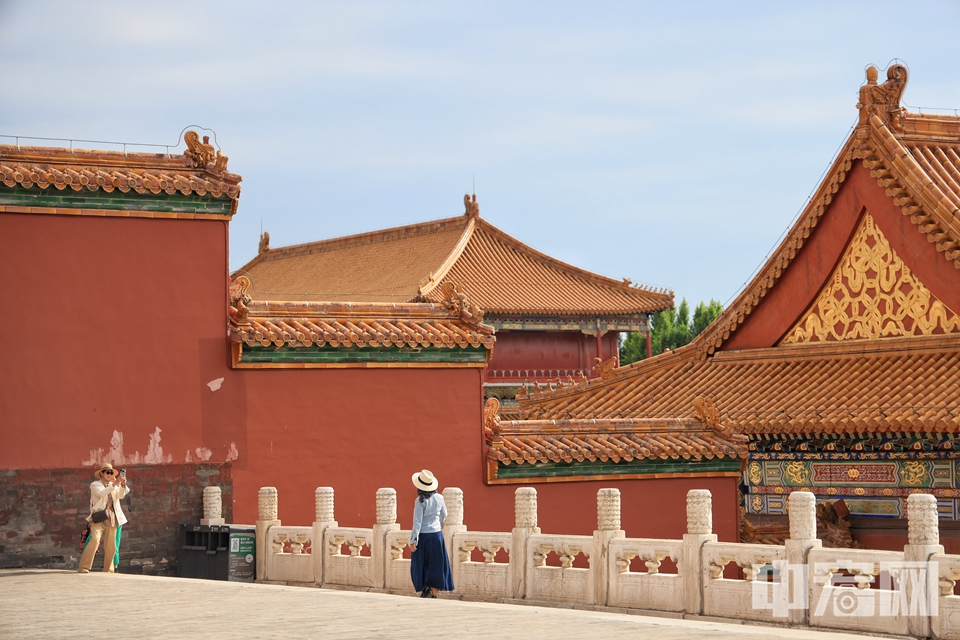 游人在北京故宫内参观拍照。 陈硕 摄