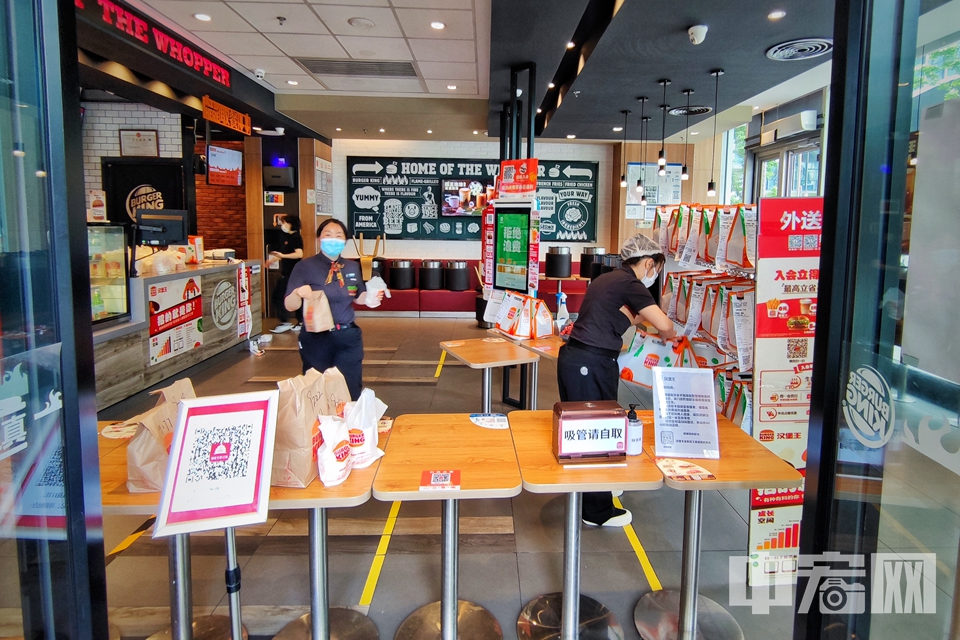 5月11日，北京餐饮经营单位继续暂停堂食服务，转为外卖服务。陈硕 摄