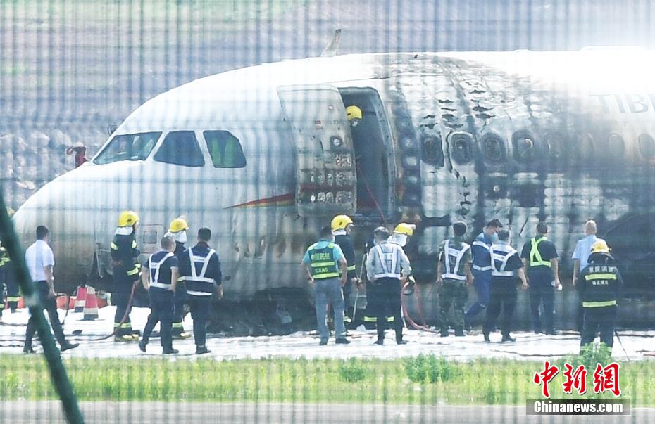 5月12日,重庆江北国际机场,事发飞机火已被扑灭,飞机左前侧乘客出入口