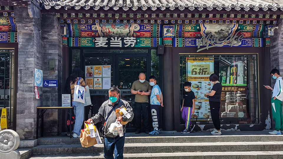 北京餐饮企业继续暂停堂食 市民纷纷店外自取