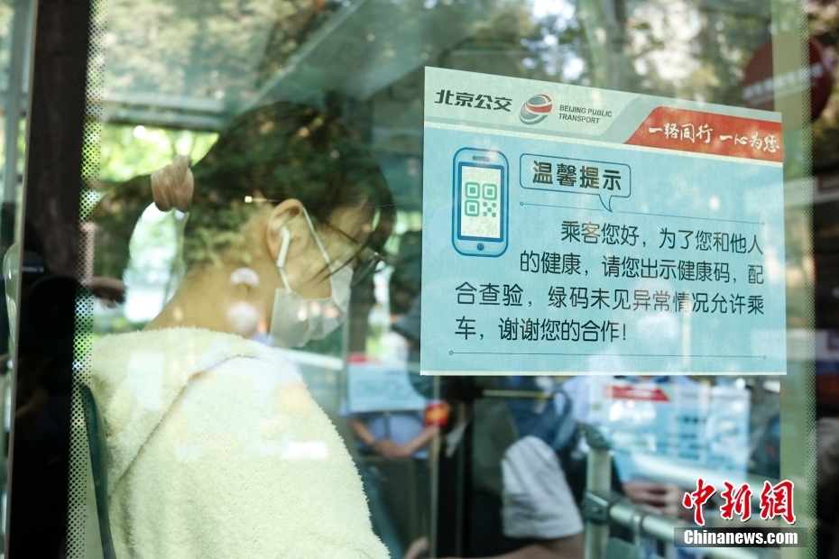 5月17日，公交车窗张贴的提示标语。中新社记者 韩海丹 摄