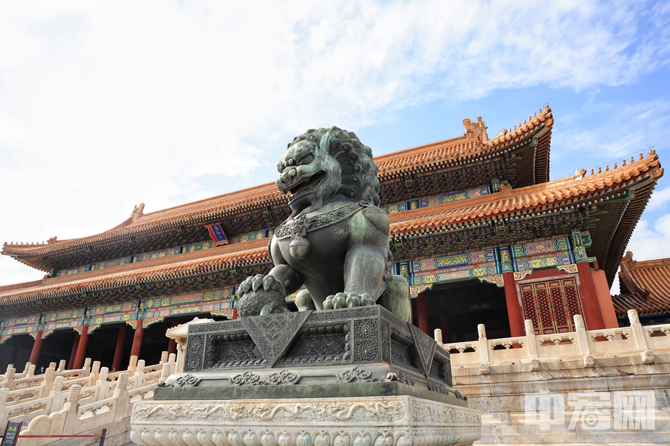 【故宫博物院】北京故宫是中国明清两代的皇家宫殿，旧称紫禁城，位于北京中轴线的中心。北京故宫有大小宫殿七十多座，房屋九千余间，是世界上现存规模最大、保存最为完整的木质结构古建筑之一。 陈硕 摄