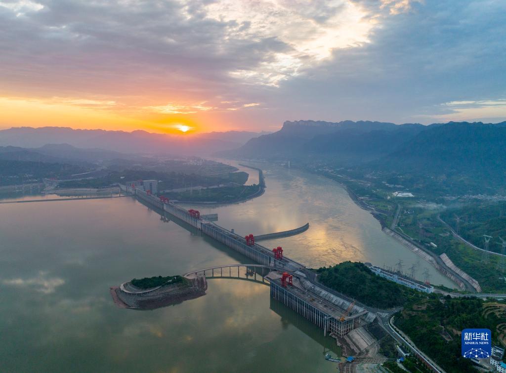 6月8日,在湖北省宜昌市秭歸縣拍攝的三峽水利樞紐工程(無人機照片).