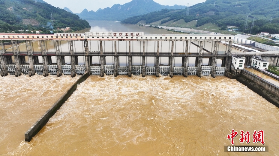 广西柳州红花水电站开闸放水迎新一轮降雨