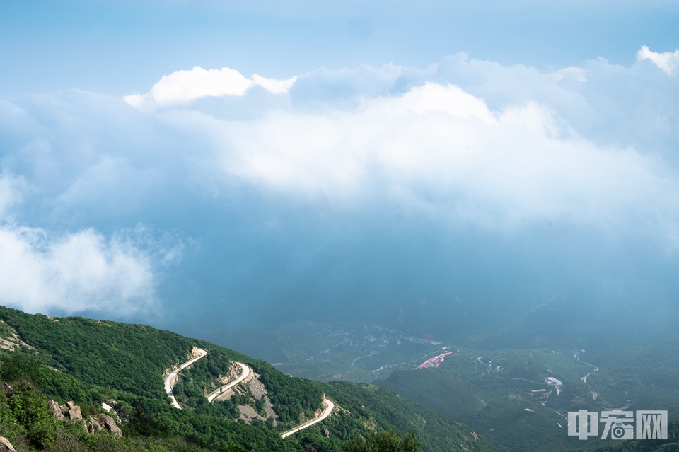 6月12日，北京房山百花山白草畔雨过天晴，出现壮美的云海景观。白草畔是百花山的主峰，海拔高度2161米，是北京第三高峰，北京西南第一高峰。王猛 摄