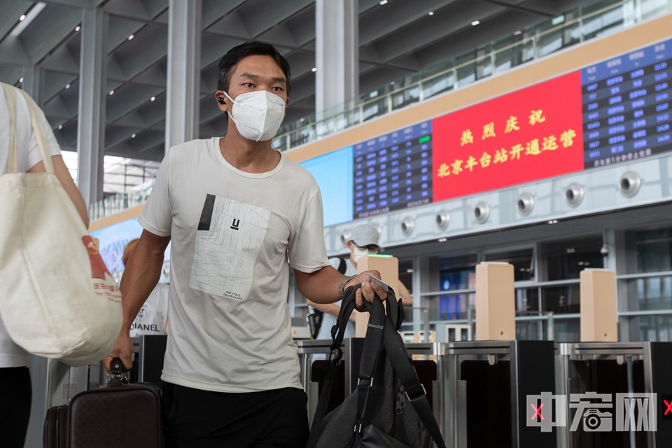 6月20日，北京丰台站，旅客陆续走进北京丰台站。中宏网记者 康书源 摄