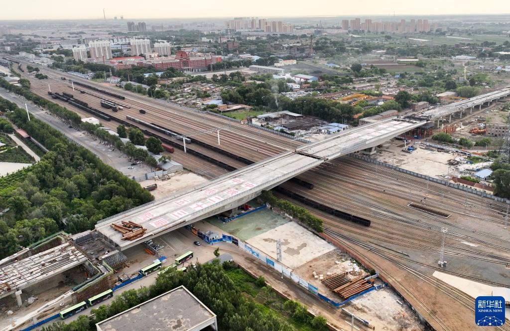 當日,由中鐵五院設計的齊齊哈爾民航路跨線橋工程,單幅重量達27500噸