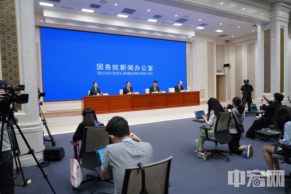 赵冲久介绍，近一段时间以来，在各地区各部门的共同努力下，物流保通保畅工作取得阶段性进展。全国交通网络总体畅通，全国高速公路和港口航道保持畅通，无临时关闭的高速公路收费站和服务区，6月24日全国高速公路货车流量达到了748万辆，与2019年同期比增长18.3%。 中宏网记者 富宇 摄