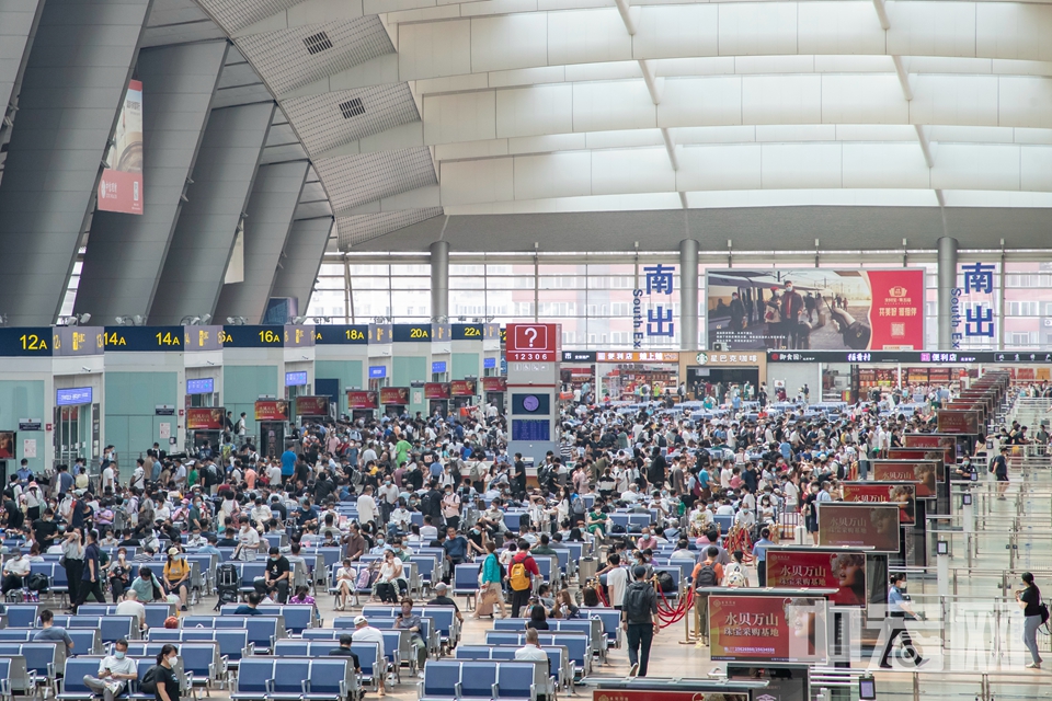 7月20日,旅客在北京南站候车大厅等待乘车