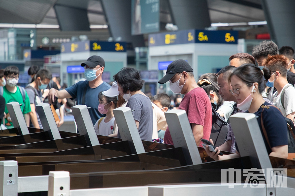 7月20日，旅客刷卡进入站台。中宏网记者 康书源 摄