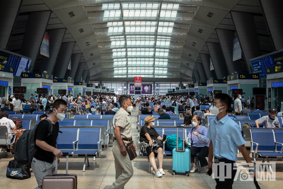 7月20日，北京南站，旅客等待进站乘车。中宏网记者 康书源 摄