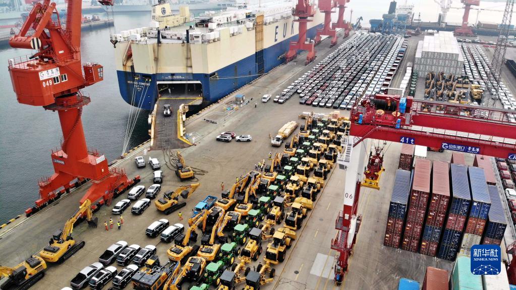 8月7日,大型滚装货轮晨声轮靠泊山东港口青岛港大港公司八号码头,在