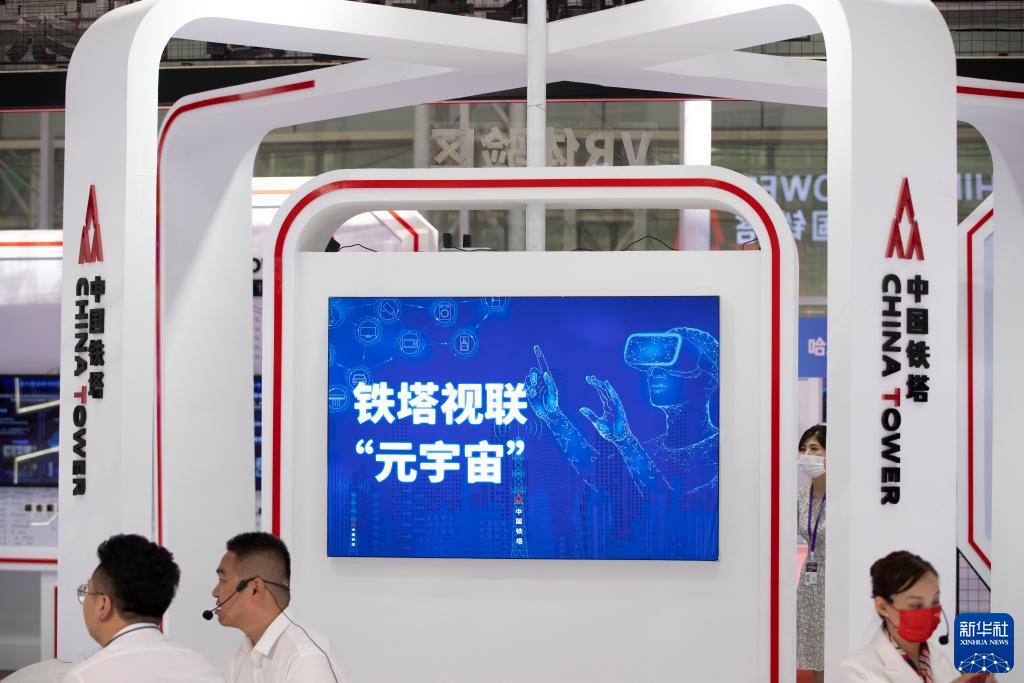 8月9日，在中国铁塔股份有限公司展区，工作人员在布展。当日，2022世界5G大会组委会邀请媒体探馆采访。本次大会以“筑5G生态，促共创共利”为主题，将于8月10日在哈尔滨开幕。大会汇聚世界5G发展的最新成果，为构建全方位、多领域、深层次的全球科技和产业合作体系描绘蓝图。新华社记者 张涛 摄