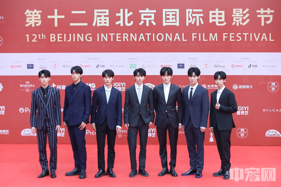 时代少年团亮相第十二届北京国际电影节开幕式红毯。 中宏网记者 康书源 摄