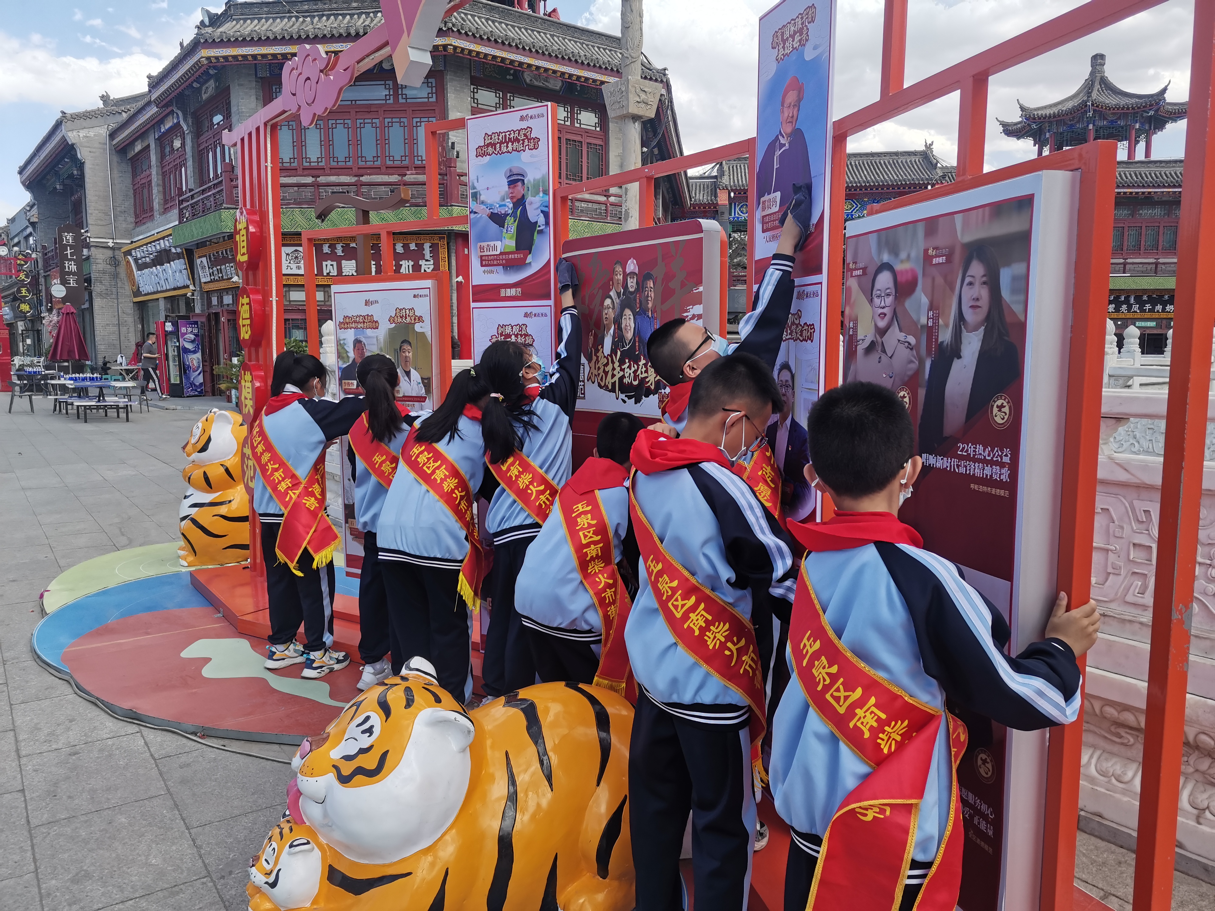 11.6月9日，玉泉区南柴火市街小学学生志愿者开展学雷锋志愿服务活动.jpg
