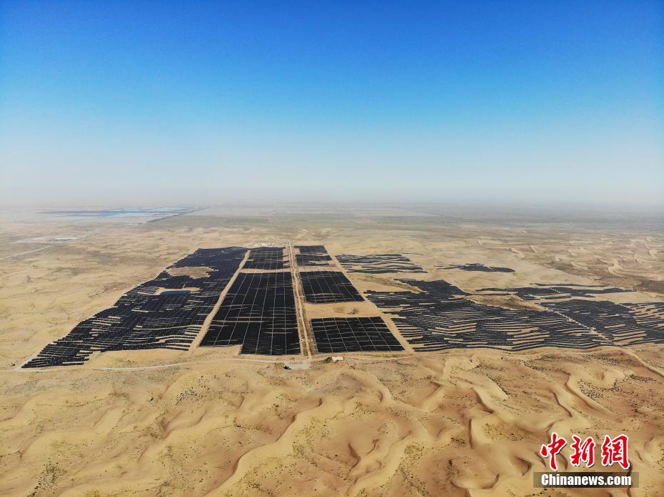 9月22日，甘肃省武威市，工作人员正在甘肃亿恒50万千瓦立体光伏治沙产业化示范项目现场进行植绿工作。  李亚龙 摄