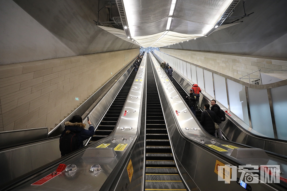 旅客进出八达岭长城站提升高度62米，建成时是中国国内旅客提升高度最大的高速铁路地下车站。 中宏网记者 富宇 摄