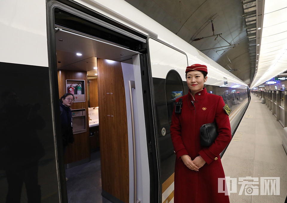 列车长迎接旅客登车。 中宏网记者 富宇 摄