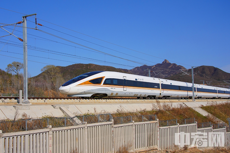 京张高速铁路是一条连接北京与河北省张家口的城际高铁，是《中长期铁路网规划》（2016年版）中“八纵八横”高速铁路主通道中“京兰通道”的重要组成部分。京张高速铁路是2022年北京冬奥会的重要交通保障设施，是中国第一条采用自主研发的北斗卫星导航系统，设计速度350千米/小时的智能化高速铁路，也是世界上第一条最高设计速度350千米/小时的高寒、大风沙高速铁路。 中宏网记者 富宇 摄