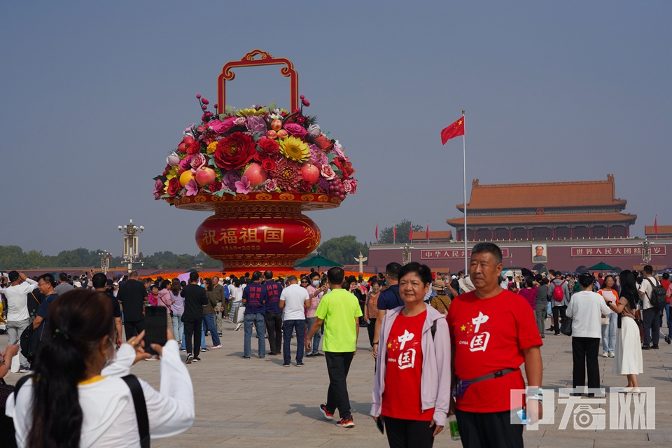 9月29日，北京天安门广场“祝福祖国”主题花篮格外引人注目，迎接国庆节的到来。 中宏网记者 富宇 摄
