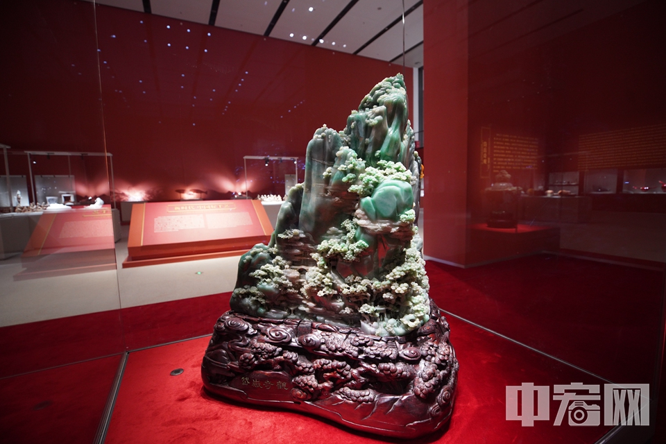馆内一层展出的四大国宝——《岱岳奇观》翡翠山子，原料净重368公斤，呈三角形，质地上乘，是四块翡翠料中最大的一块。 中宏网记者 富宇 摄