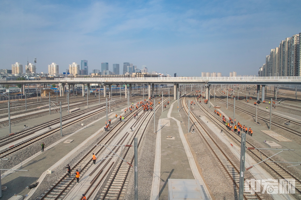 北京丰台站位于西南三环与四环之间。从空中鸟瞰，这个占地面积相当于21个标准足球场的火车站呈“中”字形，拥有17个站台、32条到达出发线，建筑面积约40万平方米，每小时最高可容纳1.4万人同时候车，被称为亚洲最大的铁路枢纽客站。