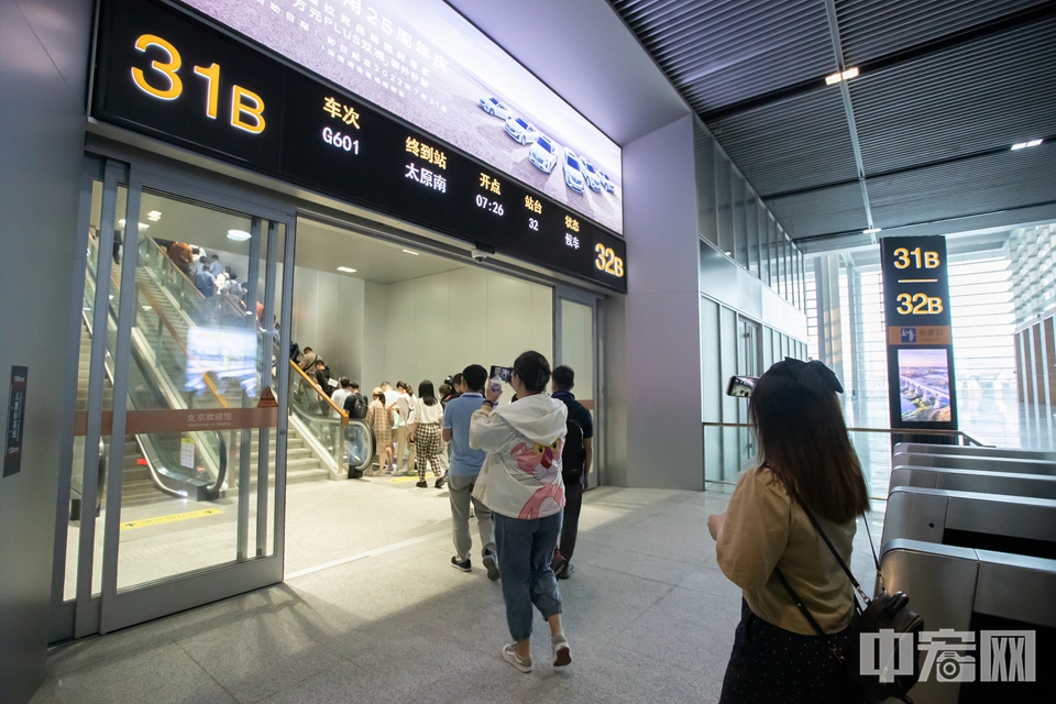 图为北京丰台站开通首日，乘客进站乘车。