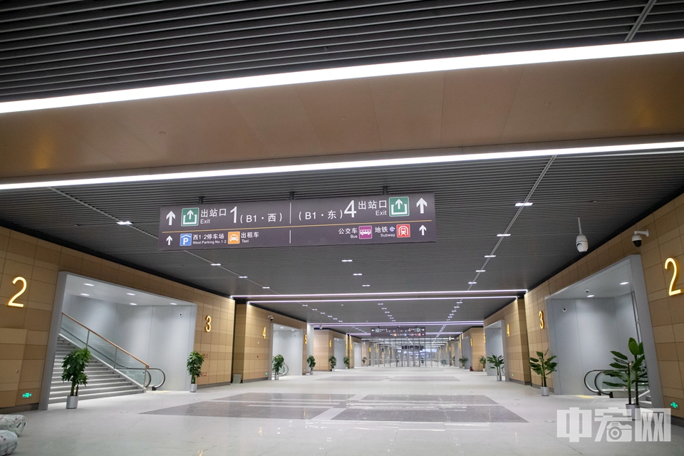 图为北京丰台站铁路普速出站、社会停车场、快速进站厅和地铁换乘区。