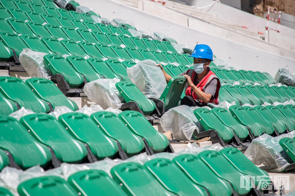 在大量听取球迷意见后，“新工体”将呈现“北京特色 国安风采”。“看台碗”结构正在被6.8万张“国槐绿”座椅慢慢填满，助力“新工体”在未来掀起属于北京的“绿色狂飙”。<br/>
图为2022年8月，“新工体”正在加装“国槐绿”座椅。中宏网记者 康书源 摄