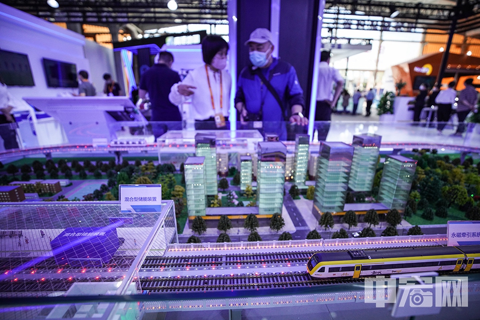 2022年服贸会现场，工作人员介绍城市轨道交通再生制动能量吸收和利用装置及智慧能源管理系统。 中宏网记者 富宇 摄