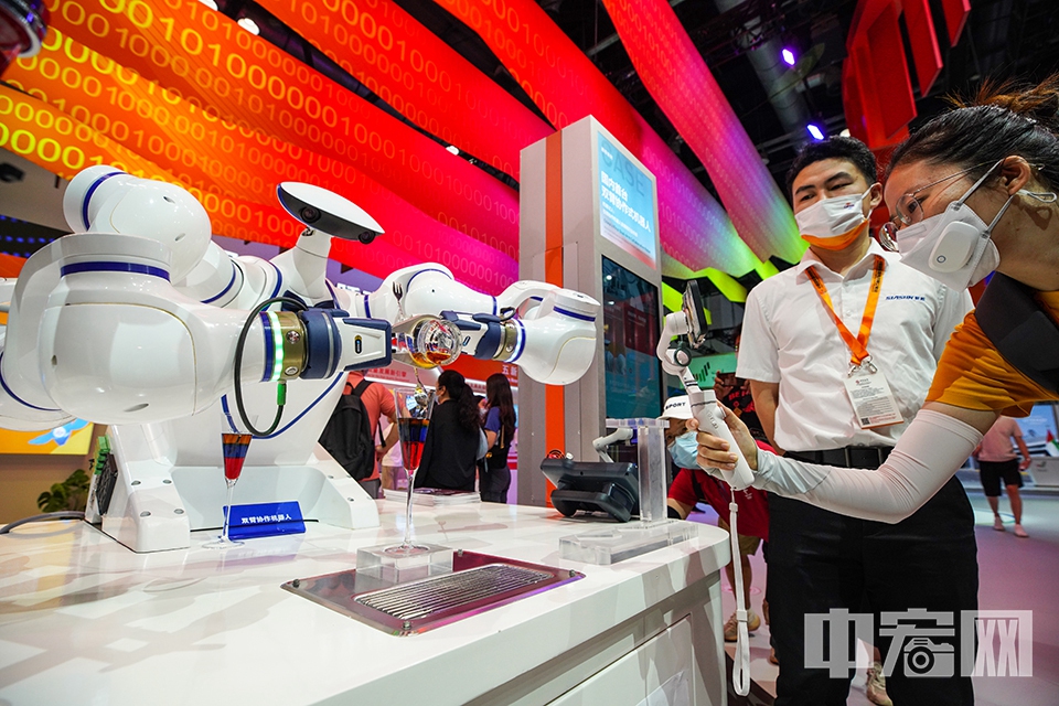 2022年服贸会现场，国内首台双臂协作机器人现场演示高难度调酒。 中宏网记者 富宇 摄