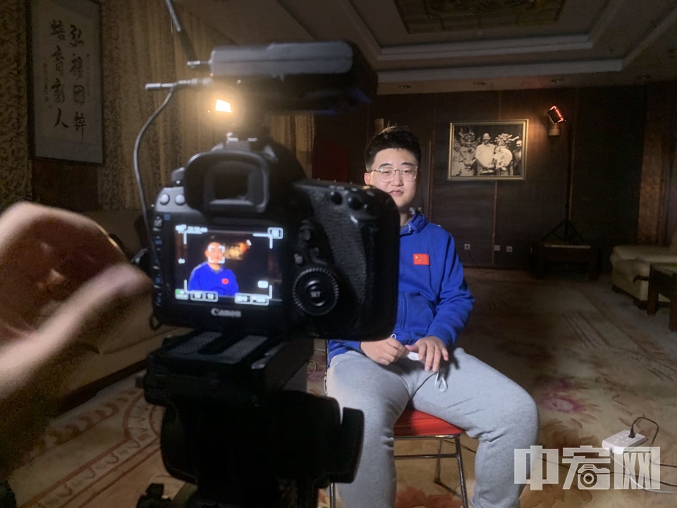 中宏网记者在采访前调试机位。