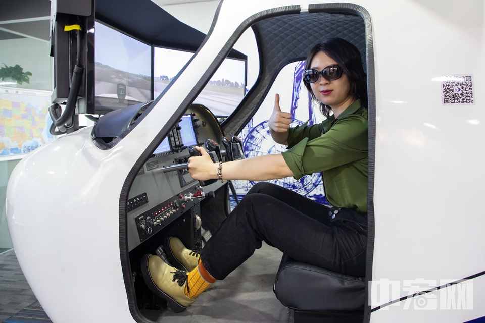2022年9月9日，中宏网记者在采访中体验飞机驾驶。