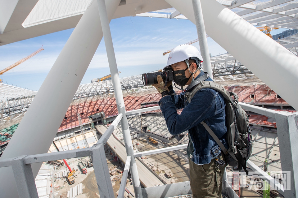 2022年4月14日，中宏网记者在“新工体”施工现场高空马道上拍摄。