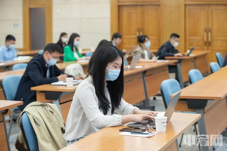 中宏网记者在国家发展改革委发布会现场。