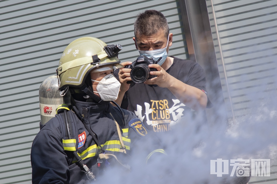 2022年7月20日，中宏网记者在消防演习现场采访。
