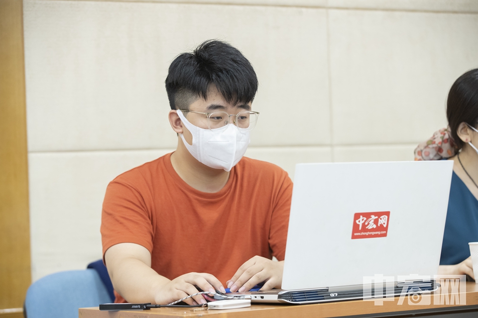 中宏网记者在国家发展改革委发布会现场。