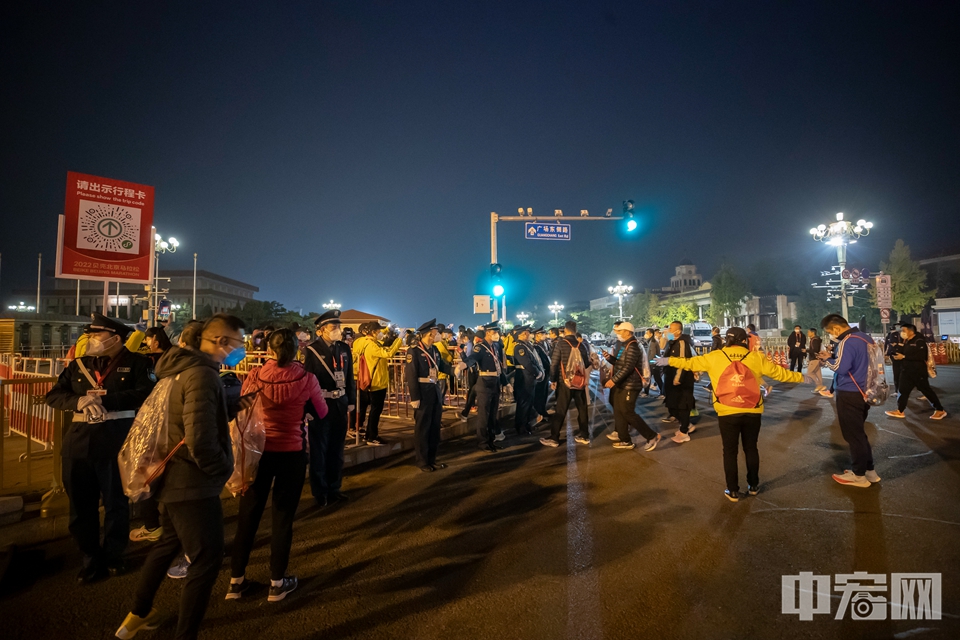 5点30分，参赛选手乘坐各种交通工具抵达天安门广场后，有序前往比赛起点。中宏网记者 康书源 摄