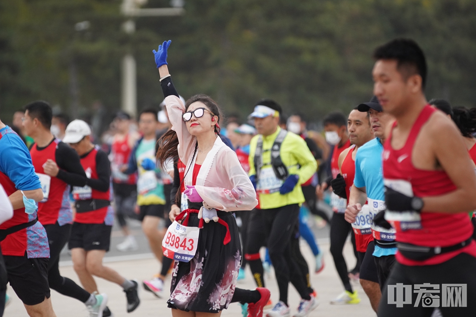 7时30分，2022年北京马拉松在天安门广场鸣枪起跑。中宏网记者 康书源 摄