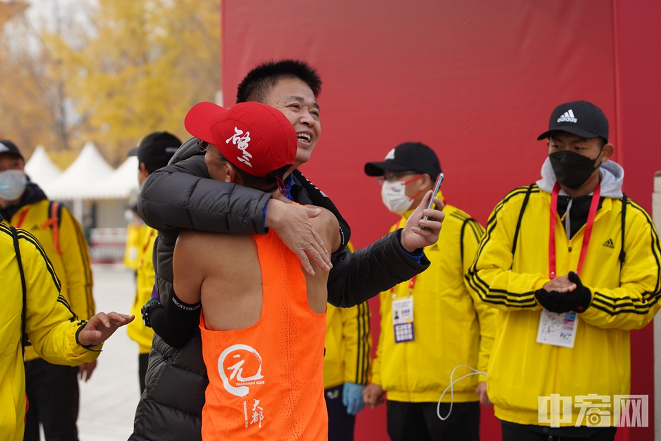 10点45分，参赛选手相拥庆祝抵达终点。中宏网记者 康书源 摄