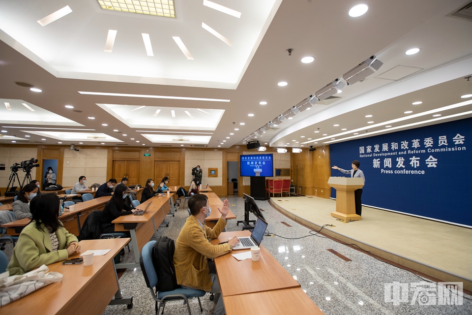 11月16日上午，国家发展改革委举行11月份新闻发布会。国家发展改革委政策研究室副主任、委新闻发言人孟玮出席发布会，介绍发用电、投资项目审批、稳经济一揽子政策和接续措施落实进展等有关情况，并就媒体关注的问题回答了记者提问。中宏网记者 康书源 摄